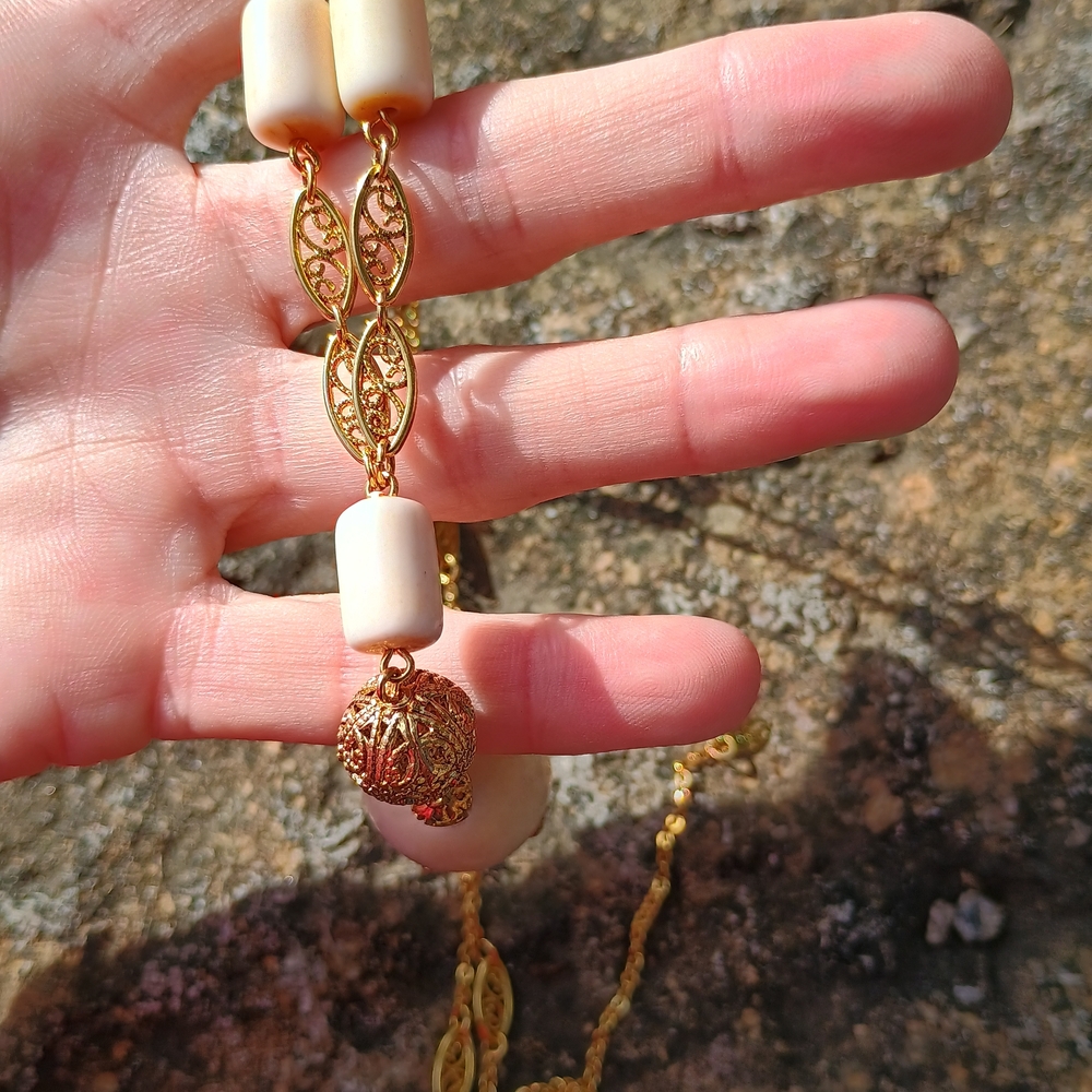 Vintage, 1970s gold tone & cream lucite pendant necklace by Avon, 1970s Avon - Picture 11 of 16